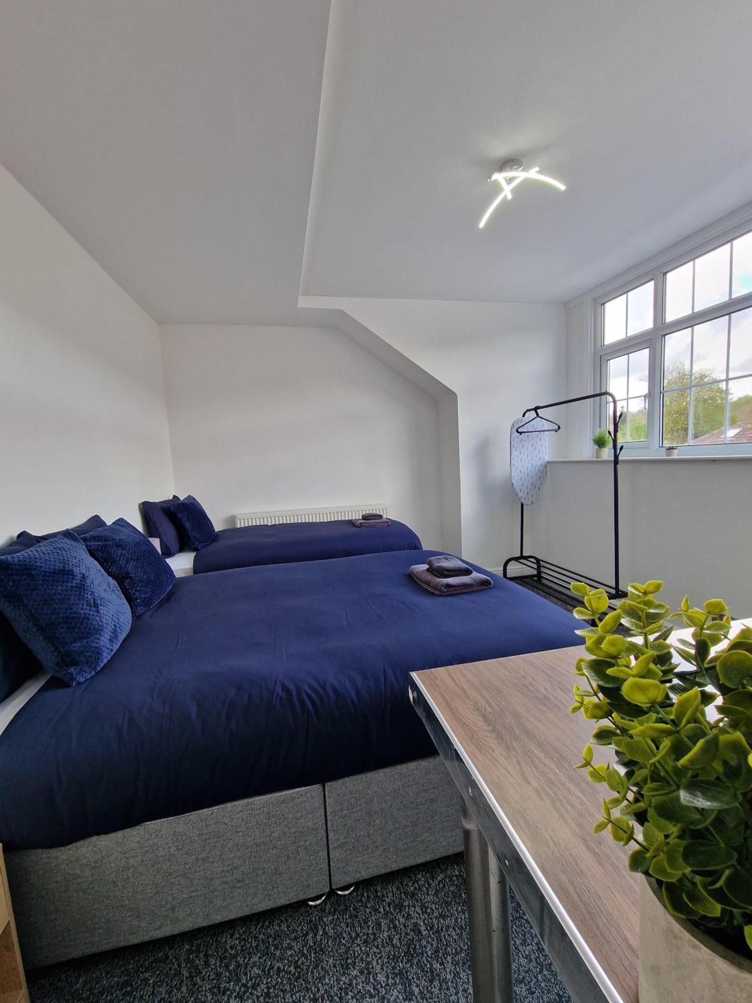 Stylish 4 Double Bedroom House In Bradford, Views Of Hillside And Parking Shipley  Exterior photo